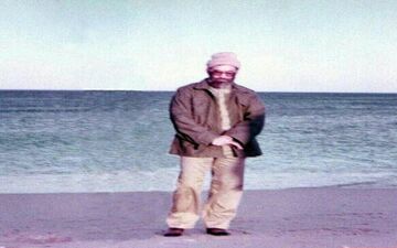 تصویری دیده نشده از ظاهر متفاوت رهبر معظم انقلاب در کنار دریا