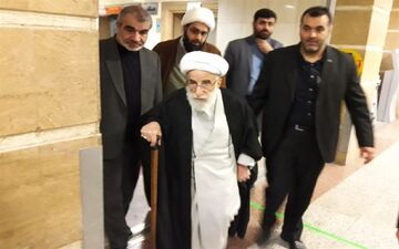آیت‌الله جنتی از آیت‌الله مؤمن عیادت کرد 