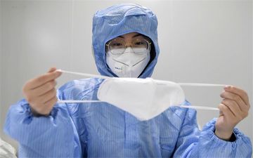 استفاده از ماسک بهداشتی برای مقابله با ابتلا به بیماری کرونا سودمند است
