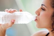 عطش خود را با آب یخ خاموش می‌کنید؟ این ۵ خطر جدی را بدانید