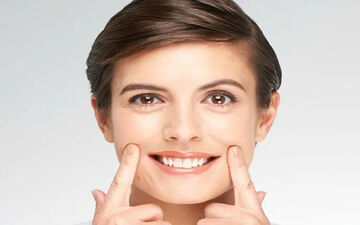 چند حرکت ساده برای خداحافظی با چین و چروک صورت