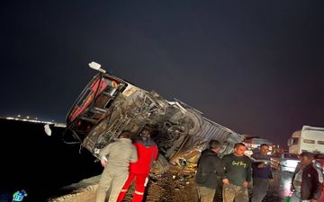 حادثه در مسیر مشهد؛ اتوبوس در گرمسار واژگون شد