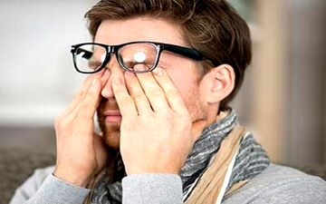 آیا خطرات مالش چشم‌ را می دانید؟
