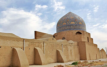 مسجدی با هزار سال قدمت و 24 محراب در ساوه + فیلم 