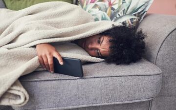 ترفندهای ساده یک پزشک برای محافظت از گردن و کمر هنگام کار با موبایل