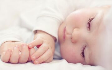 خطرات به پهلو خوابیدن کودکان