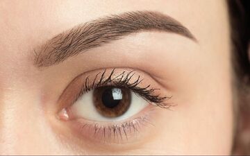  ۸ دلیل ریزش و کم‌پشت شدن مژه‌ها| چگونه از ریزش مژه‌ها جلوگیری کنیم؟