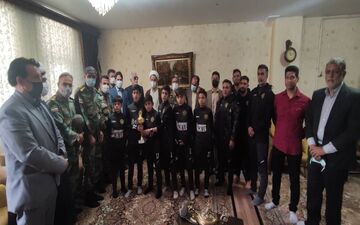 اهدا جام قهرمانی فوتبال باشگاه عقاب زاگرس به جانباز کرمانشاهی