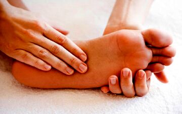 علت گزگز پاها چیست؟