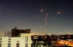 ویدئو / شلیک رهگیرهای محدود اسرائیل به موشک های ایران