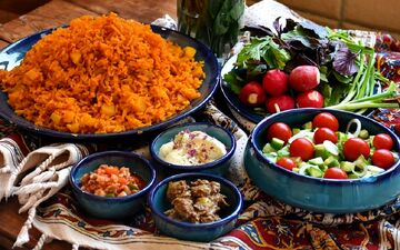 طرز تهیه دمی گوجه فرنگی؛ غذای ساده و خوشمزه با سیب‌زمینی