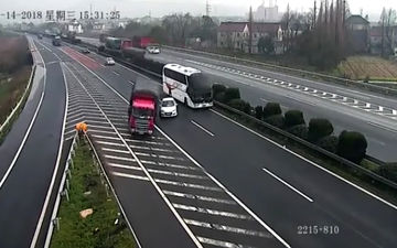 حادثه وحشتناک در اثراقدام عجیب راننده در بزرگراه+فیلم