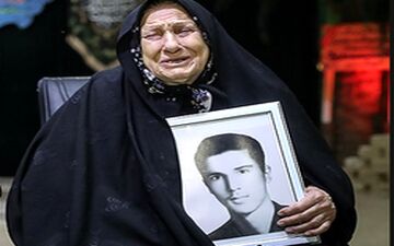 گریه مجری روی آنتن زنده پس از لالایی خواندن مادر شهید پیرهادی