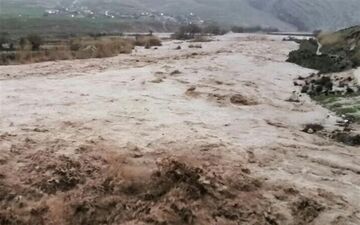 جاری‌شدن سیلاب در روستای حسینان دامغان + فیلم