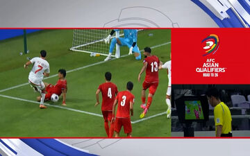 اشتباه داور در اعلام پنالتی برای امارات برابر ایران + ویدئو