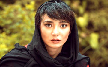 استایل مشکی مینا وحید در ماشین لاکچریش