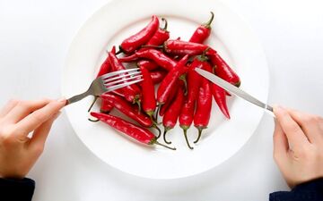 غذاهای تند به سوزش سر دل، معده درد یا اسهال منجر می شود
