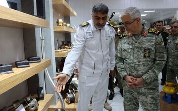 بازدید سرلشگر باقری از کارخانه‌های نیروی دریایی ارتش در بندرعباس