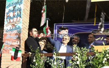 گزارش تصویری /  نواختن زنگ گلبانگ انقلاب توسط معاون پرورشی و فرهنگی وزارت آموزش و پرورش