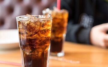 این نوشیدنی ها را مصرف کنید لثه شما خونریزی می کند
