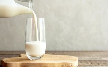 
مواد غذایی که نباید هرگز با شیر میل کنید