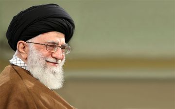 واکنش رهبر انقلاب وقتی که مجری مراسم به مداح اردبیلی اجازه ادامه مداحی نمی‌دهد +فیلم