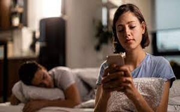 سلفی خیانت، زندگی را نابود کرد؛ زن در آغوش مرد غریبه لو رفت!
