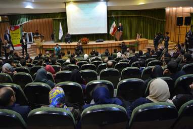 اهدای تندیس مهر حقوق بشر به علی دایی اسوره فوتبال ایران در کرمانشاه