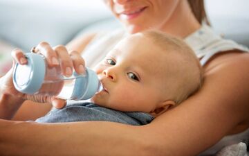 رفع تشنگی نوزادان؛ آیا میتوان به نوزاد آب جوشیده داد؟