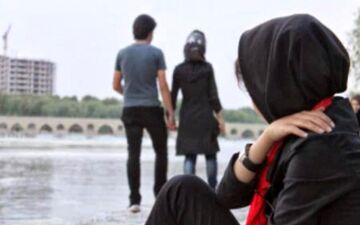 آن نامرد اینقدر توی گوش من زمزمه کرد که مجبور به خیانت شدم/ همسر بیچاره‌ام خبر نداشت که با دوست صمیمی اش رابطه دارم! 