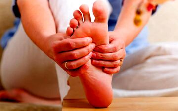روش چینی‌ها برای دفع سموم بدن از طریق پا در نیم ساعت + آموزش