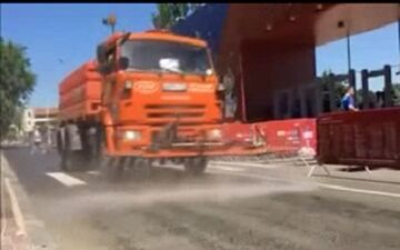 فراری دادن حشرات ازمحل مسابقات جام جهانی با روشی جالب + فیلم 