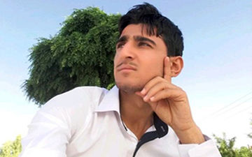 معلمی فداکار که برای عبور دانش‌آموزانش از رودخانه‌، آنها را به دوش می‌کشد + فیلم 