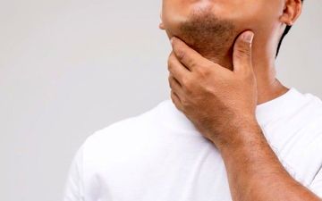 چرا بعد از بیدار شدن از خواب گلودرد داریم؟

