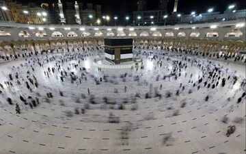 بارش شدید برف در مکه و بر فراز کعبه +  ویدئو
