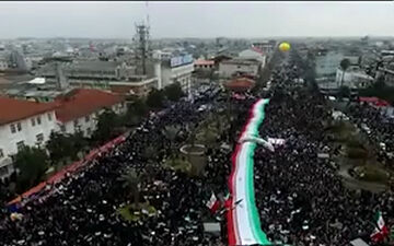 حضور چشمگیر مردم رشت در راهپیمایی ۲۲ بهمن + فیلم