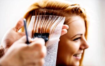 چگونه در خانه موهای خود را هایلایت کنیم؟  ۴ روش ساده برای هایلایت مو در خانه
