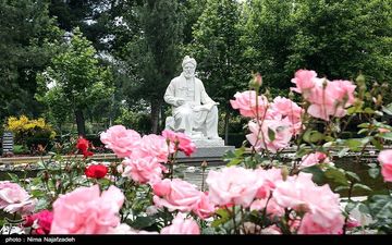 توس؛ مقبره دهقان زاده‌ای که زبان پارسی را زنده کرد