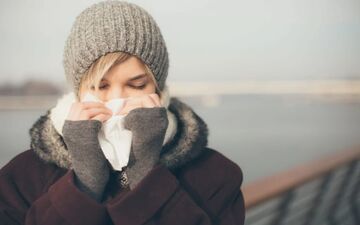 سرما خورده‌اید یا تب یونجه زمستانی گرفته‌اید؟ تفاوت‌ها و راه‌های تشخیص آن