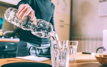 مزیتهای نوشیدن آب گرم در مقابل آب سرد 