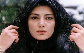 لادن طباطبایی کنار آبشار نیاگارا در سیزده بدر