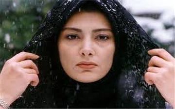 لادن طباطبایی کنار آبشار نیاگارا در سیزده بدر