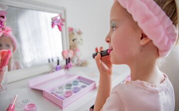 هشدار جدی به والدین؛ خطر سرطان کودکان و نوجونان با استفاده از رژ لب