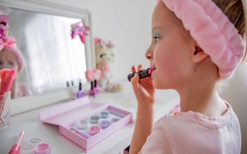هشدار جدی به والدین؛ خطر سرطان کودکان و نوجونان با استفاده از رژ لب