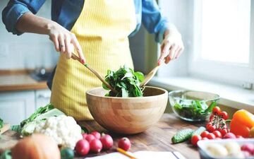 در چه ظروفی غذا بخوریم؟

