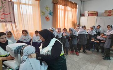 اهدا ۶۰ عینک رایگان به دانش آموزان محله حکمت آباد 