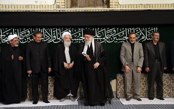 آغاز مراسم عزاداری شب تاسوعای حسینی با حضور رهبر معظم انقلاب 
