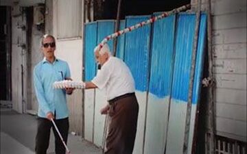 دوربین مخفی جالب از کمک شهروندان به یک فرد نابینا