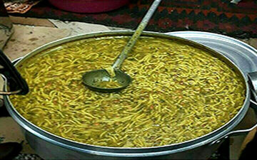 طبخ آش نذری 84 تنی در شیراز + فیلم