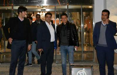 علیرضا فغانی داور بین‌المللی و علی میرزابیگی داور فوتبال در گفتگو با فرتاک‌نیوز در هتل پارسیان 